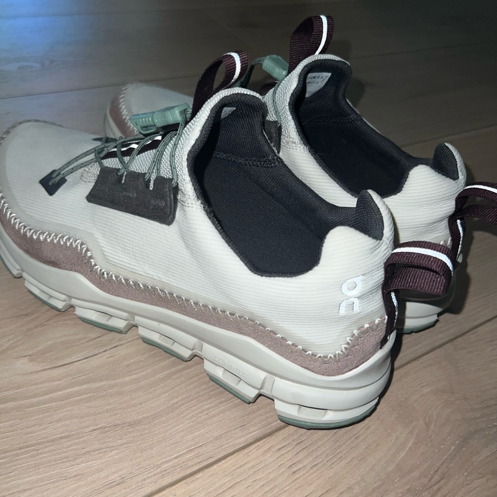 On sneakers - Picture 2 of 4